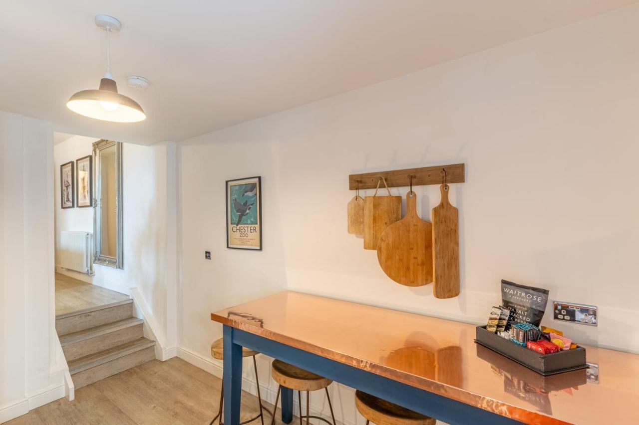 Luxury Chapel Apartment Within City Walls เชสเตอร์ ภายนอก รูปภาพ