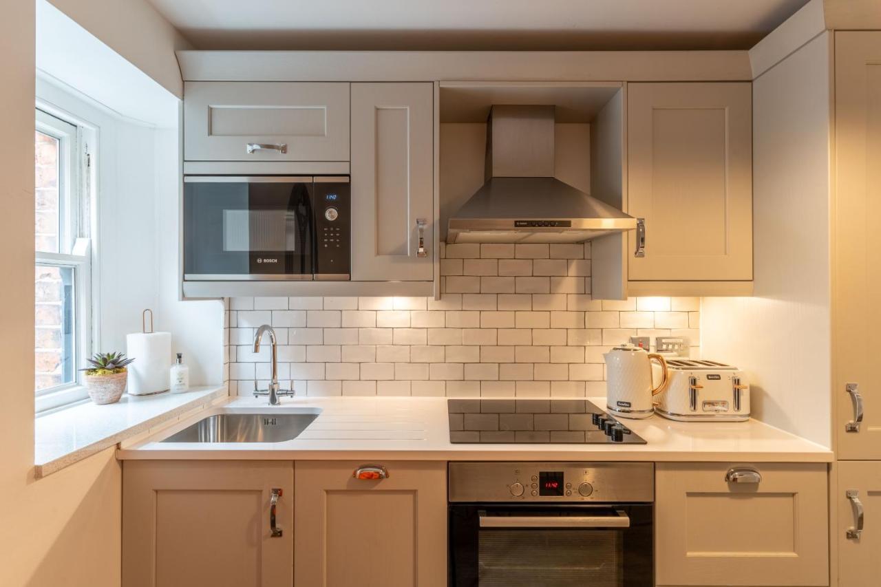 Luxury Chapel Apartment Within City Walls เชสเตอร์ ภายนอก รูปภาพ